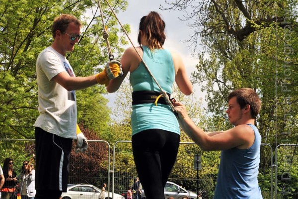 EXPRESS FEATURES : TRAPEZE SCHOOL