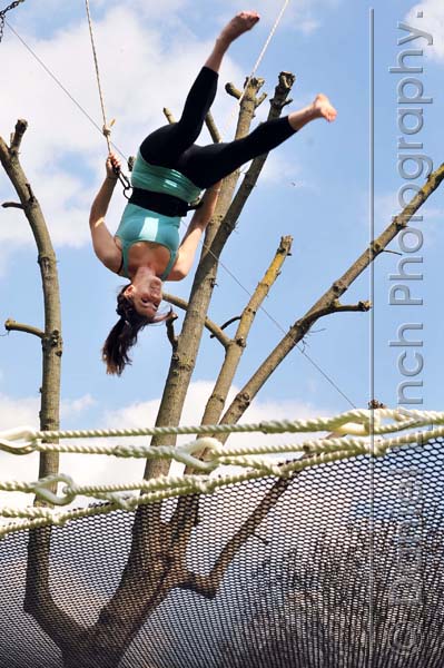 EXPRESS FEATURES : TRAPEZE SCHOOL