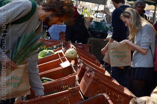 19/09/15. ES Homes & Property : Spotlight Stoke Newington. Stoke Newington Farmers' Market, St. Paul's Church, Stoke Newington High Street. Credit: Daniel Lynch. 07941 594 556. www.lynchpix.co.uk